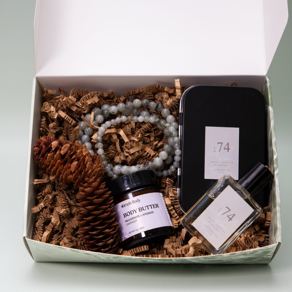 A gift box with a Body Butter, natural stone bracelet and a natural perfume with a black tin box
