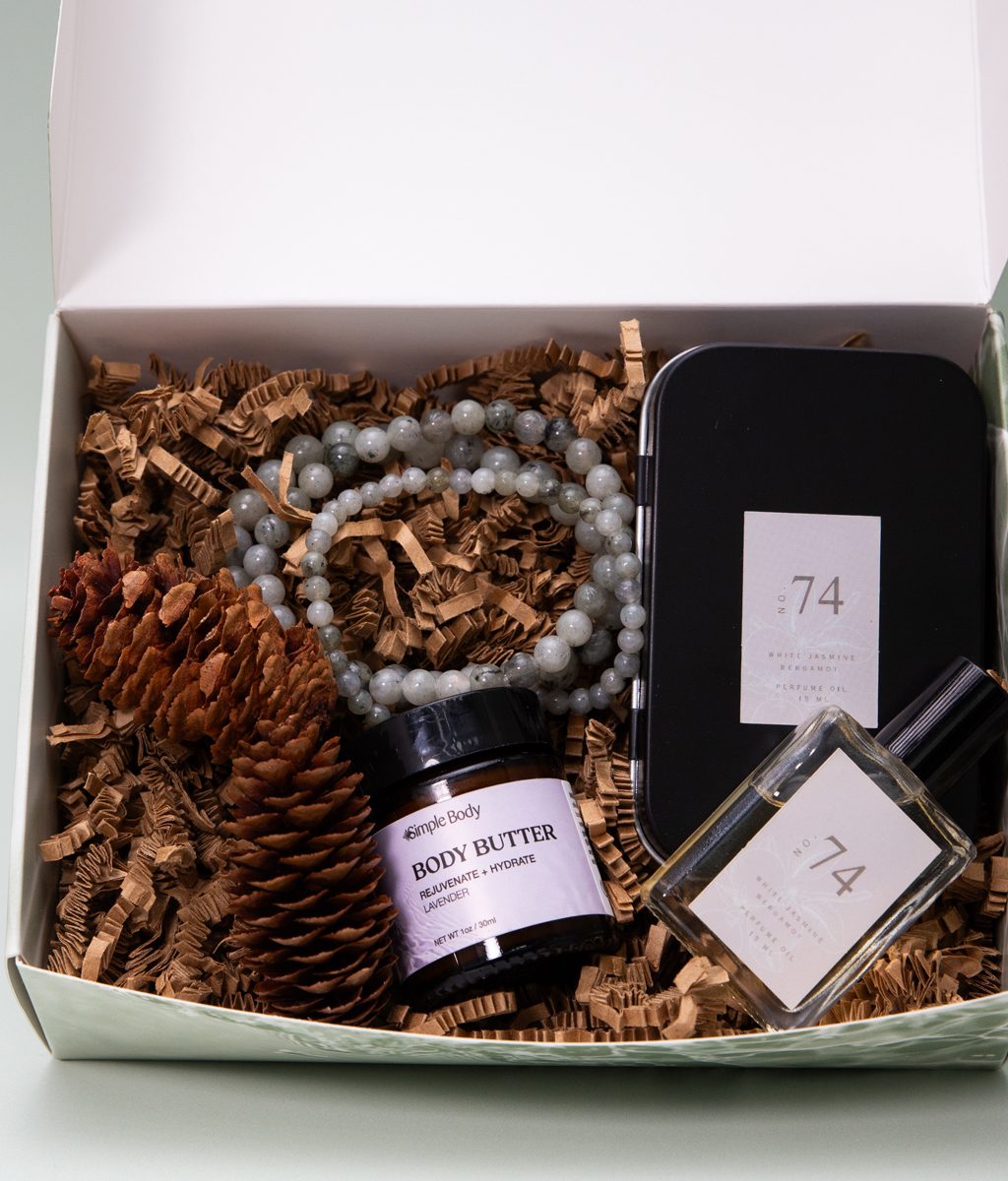 A gift box with a Body Butter, natural stone bracelet and a natural perfume with a black tin box